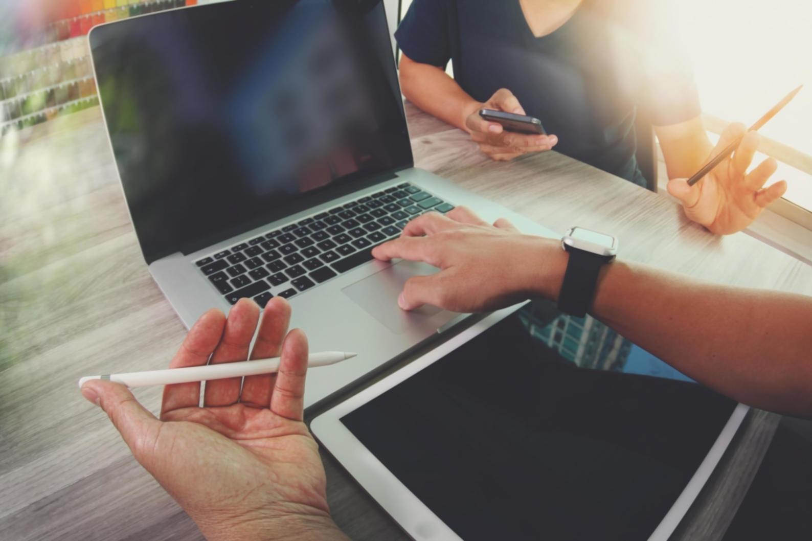 Moderne Arbeitsumgebung für digitales Lernen mit technischer Ausstattung