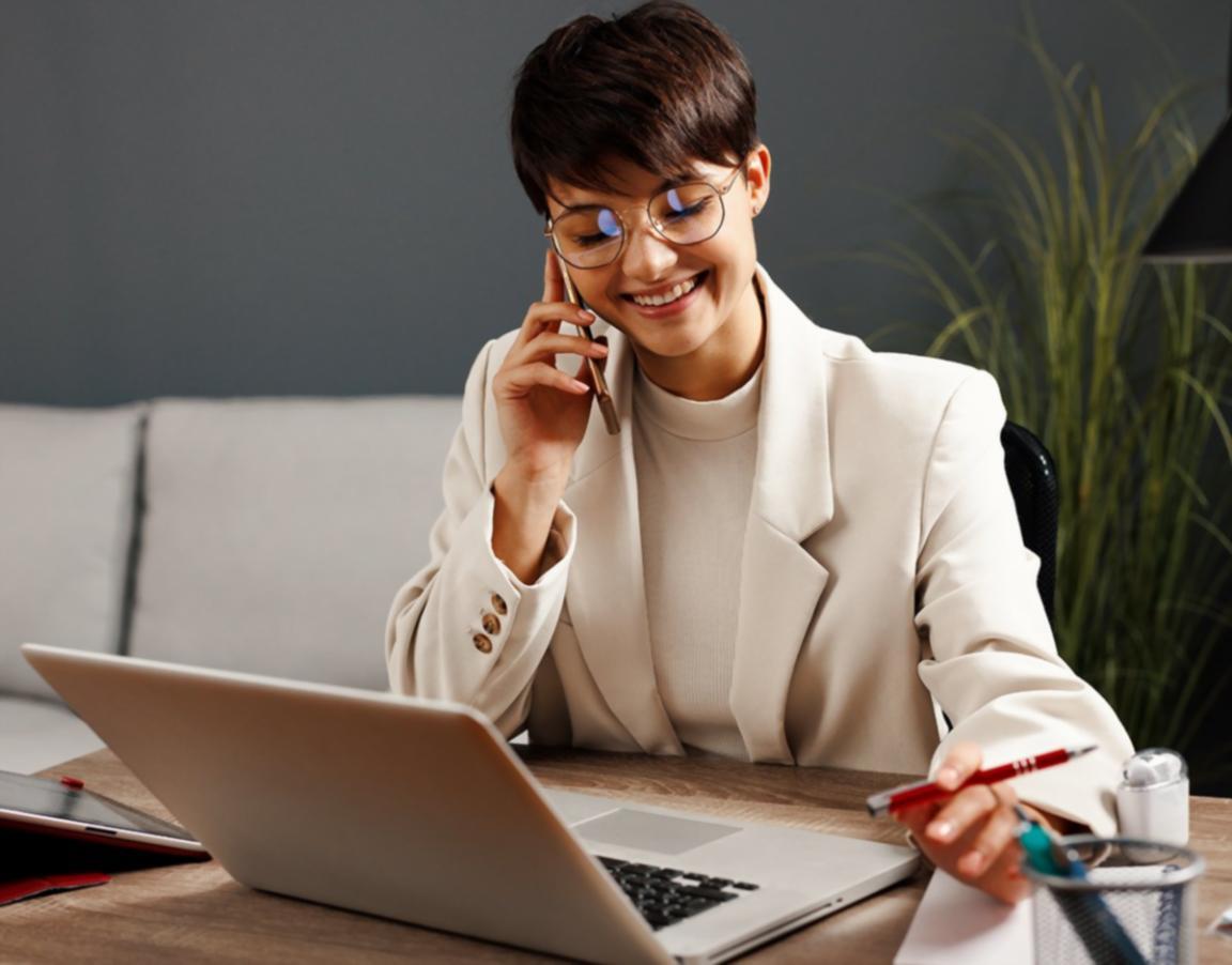 Arbeitsplatz mit Layout-Entwürfen und digitalen Gestaltungswerkzeugen